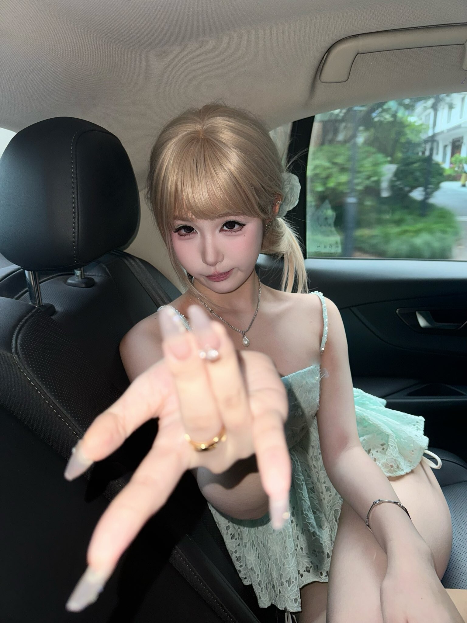 11 (44)
