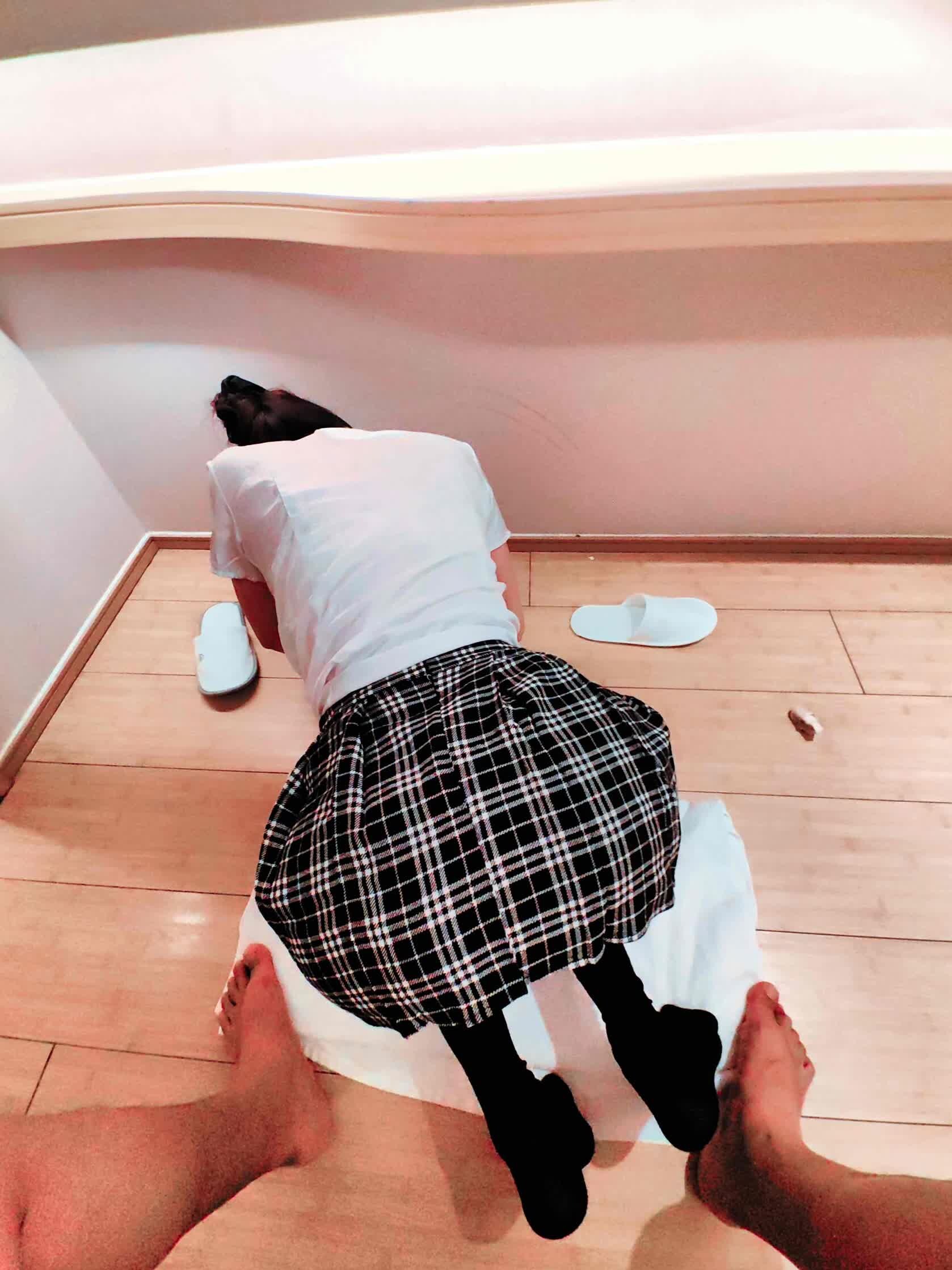 当女人跪在你脚下，展现她温柔、性感、可爱、反差的一面时，你会做什么[23P]