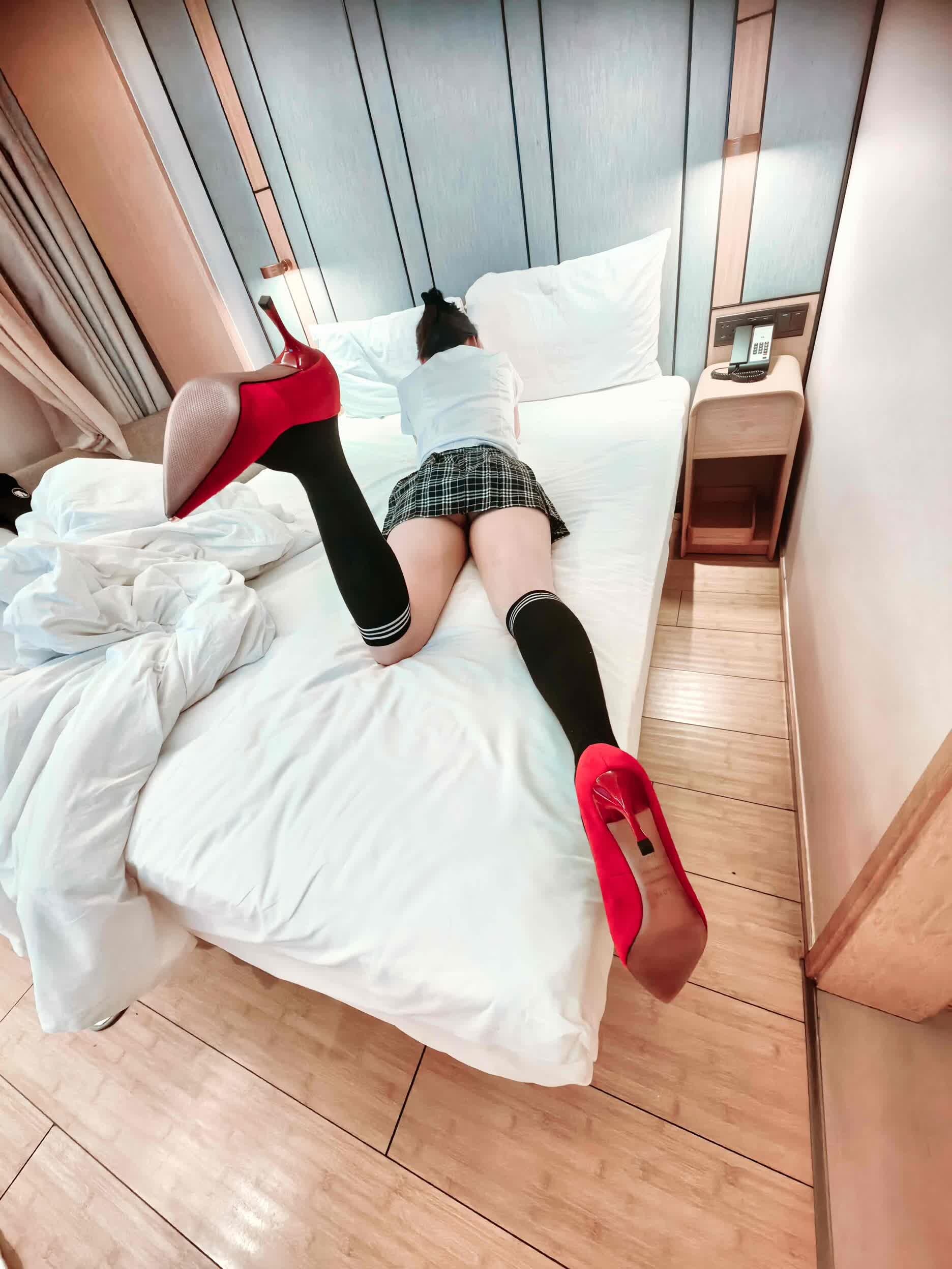 当女人跪在你脚下，展现她温柔、性感、可爱、反差的一面时，你会做什么[23P]