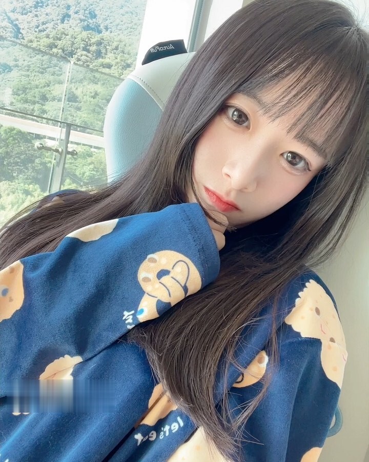 【三次元/f@小只马妮娜（lolixnixax）】高颜值萝莉美少女！【74v/3.92g/百度网盘】