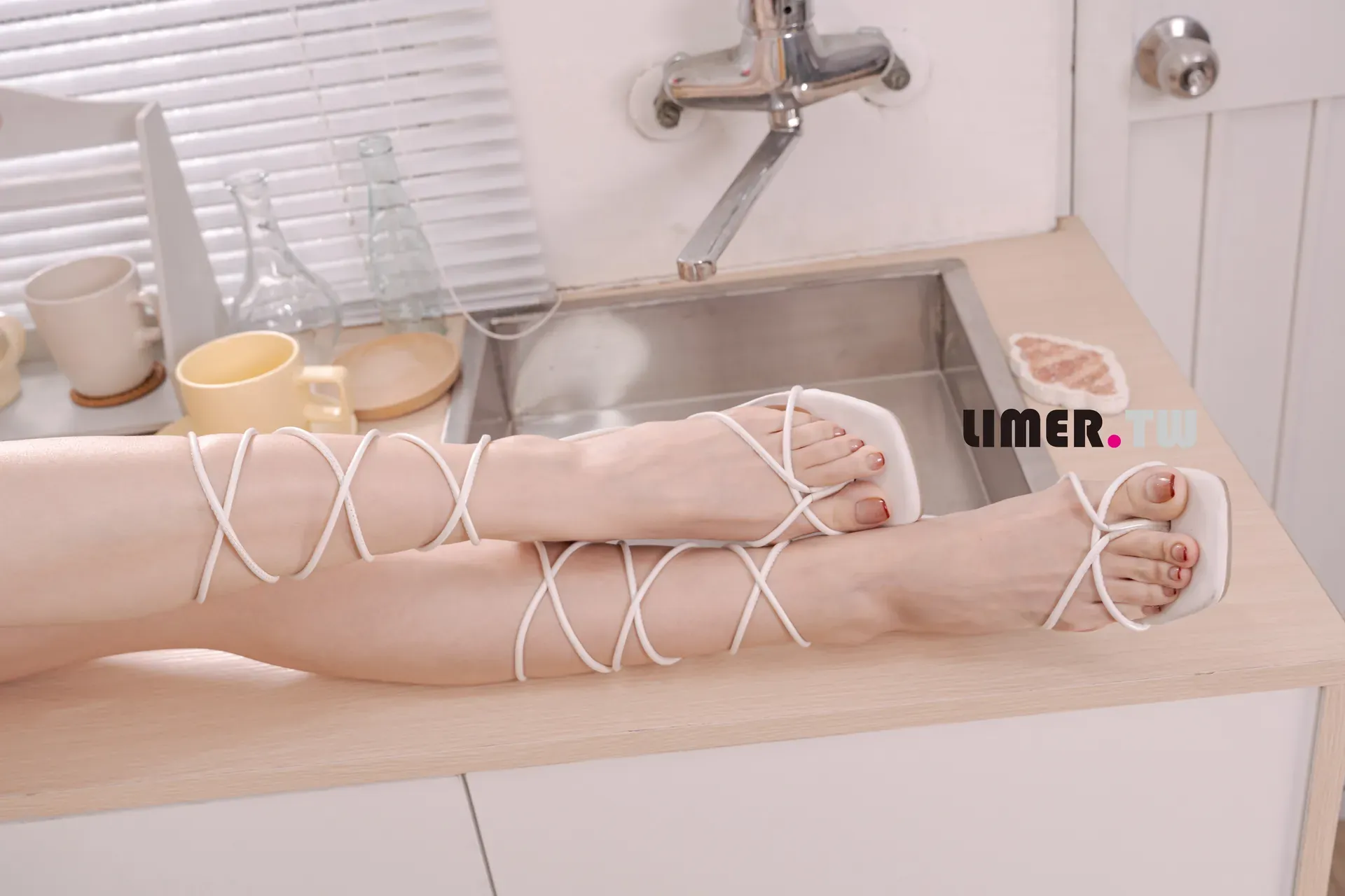 【写真】语葳 Jaly 美脚直接对你贴脸挑逗 - Limerence【90P-1V 2.21GB/UC】
